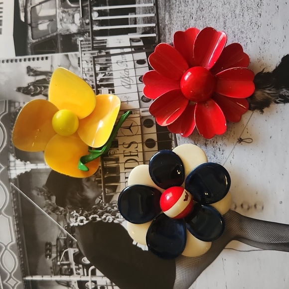 1960s enamel floral brooches - Picture 1 of 9